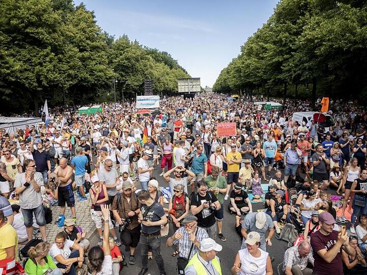 Ohne Abstand und ohne Mundschutz stehen Tausende bei einer Kundgebung gegen die Corona-Beschränkungen in Berlin. Das sollte nach Meinung vieler härter bestraft werden.