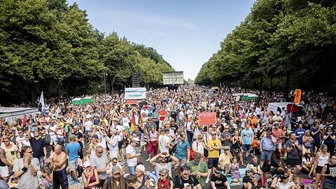 Ohne Abstand und ohne Mundschutz stehen Tausende bei einer Kundgebung gegen die Corona-Beschränkungen in Berlin. Das sollte nach Meinung vieler härter bestraft werden.