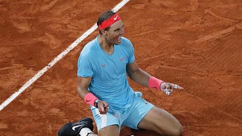 Rafael Nadal feiert seinen Sieg über Novak Djokovic im Finale der French Open.