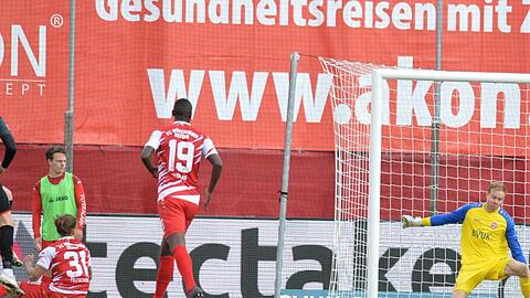 Andreas Albers (l) rettete Regensburg im Derby gegen Würzburg einen Punkt.
