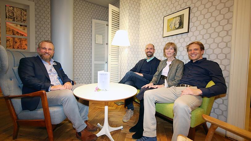 Hoteldirektor Wolfgang Schlicht (l.) mit den Betreibern Moritz (2.v.l.) und Maximilian Seidel mit ihrer Mutter Karin Seidel. Hoteldirektor Wolfgang Schlicht (l.) mit den Betreibern Moritz (2.v.l.) und Maximilian Seidel mit ihrer Mutter Karin Seidel.