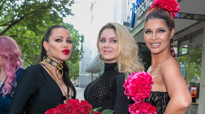 Yvonne Woelke war die Dschungel-Begleitung von Kandidatin Damila Rowe (li.) und ist auch mit Micaela Schäfer (re.) befreundet.