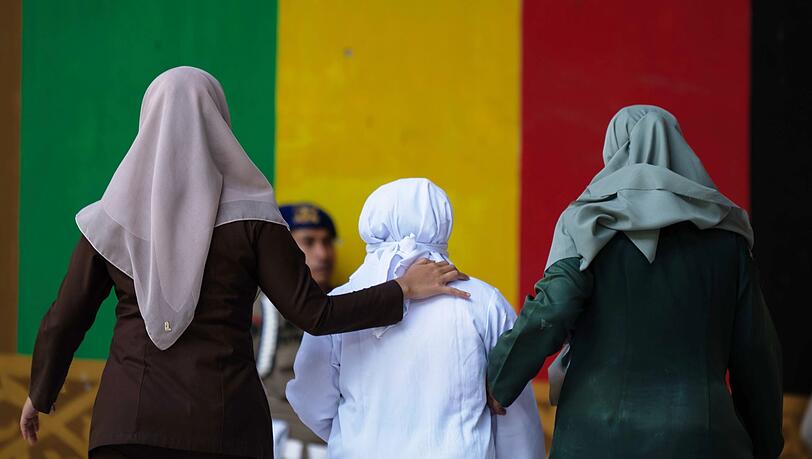Aceh ist die einzige Provinz in Indonesien, wo die Scharia offiziell angewendet wird. Aceh ist die einzige Provinz in Indonesien, wo die Scharia offiziell angewendet wird.