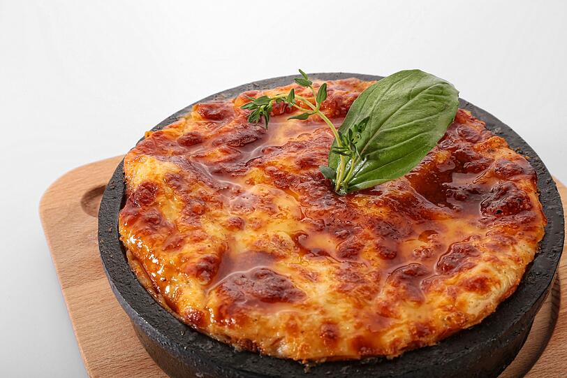 Zum Abschluss kann Mozzarella oder Fetakäse auf der Kohlrabi-Kartoffel-Lasagne verteilt werden, bevor das alternative Lasagne-Gericht für etwa 30 Minuten im Ofen goldbraun gebacken wird. Auch mit einer abschließenden Schicht aus Parmesan, Butterflocken und Semmelbrösel kann die Lasagne abgerundet werden, um für eine knusprige Käsekruste zu sorgen. Zum Abschluss kann Mozzarella oder Fetakäse auf der Kohlrabi-Kartoffel-Lasagne verteilt werden, bevor das alternative Lasagne-Gericht für etwa 30 Minuten im Ofen goldbraun gebacken wird. Auch mit einer abschließenden Schicht aus Parmesan, Butterflocken und Semmelbrösel kann die Lasagne abgerundet werden, um für eine knusprige Käsekruste zu sorgen.