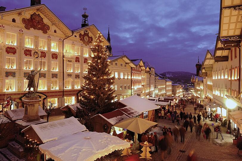 Ab sofort herrscht wieder Kampf-Shopping &ndash; da heißt es: Nerven bewahren oder ins Umland fahren und einen der beschaulichen Christkindlmärkte besuchen. Wir stellen sie Ihnen vor. 
Der Kinderfreundliche: Während die Großen auf dem Tölzer Christkindlmarkt Glühwein (2,50 Euro) schlürfen, spielen Kinder bestens auf dem Dampfkarussell. Dann geht es zum Schokoladenmann, der Nikoläuse herstellt. Der Markt in der historischen Markt[/GRUNDTEXT]straße ist bis 23.12. täglich von 10 bis 19 Uhr geöffnet.