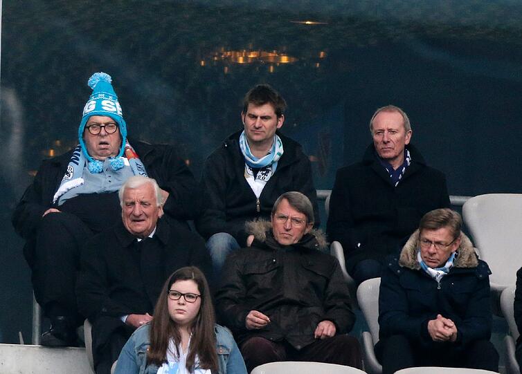 Prominent platziert: Zwei Plätze neben Otti Fischer sitzt der neue Löwen-Präsident Hep Monatzeder.