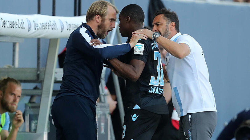 Romuald Lacazette: Note 6. Seit Wochen nicht mehr der Alte. Ist es der Druck? Das nicht mehr ganz so neue System? Haarsträubende Ballverluste, keine Mittel gegen Regensburgs Kämpfer - Pereira zog noch vor der Pause die Notbremse.