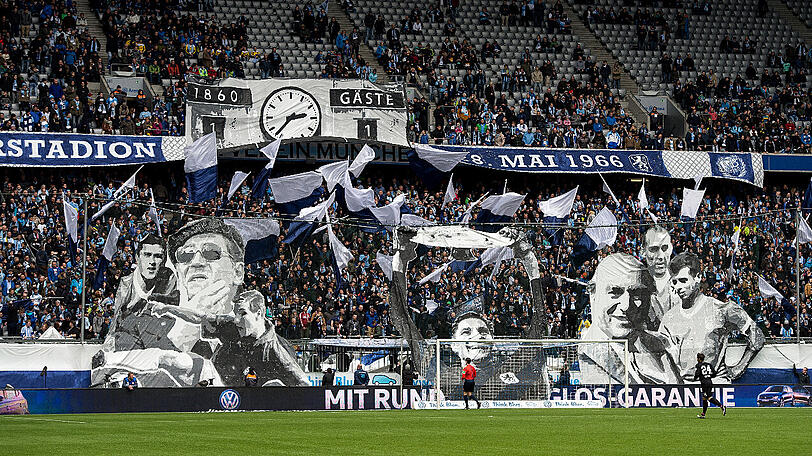 24. April 2016 in der Allianz Arena: Die Fans des TSV 1860 erinnern an die Meisterschaft von 1966, damals wurden die Löwen mit Peter Grosser deutscher Meister.