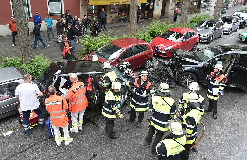 Vollsperrung auf der Lindwurmstraße: Die Bilder vom Rettungseinsatz der Feuerwehr.