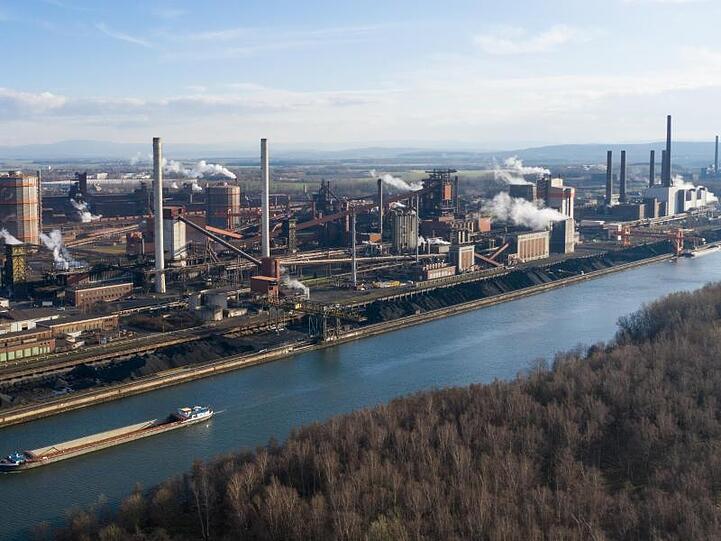 Der Salzgitter-Konzern hatte zuletzt politische und finanzielle Hilfe für die Umstellung der Stahlproduktion auf klimafreundlichere Verfahren gefordert.