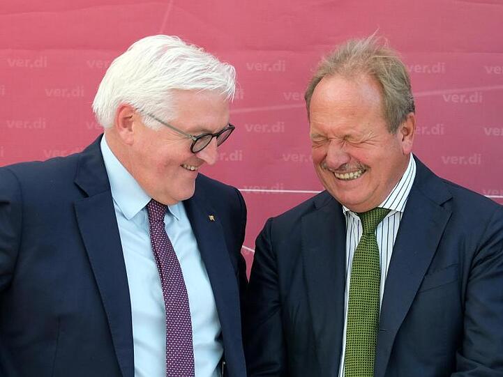 Der Bundespräsident würdigte in Leipzig die Arbeit des scheidenden Verdi-Vorsitzenden Frank Bsirske (r).