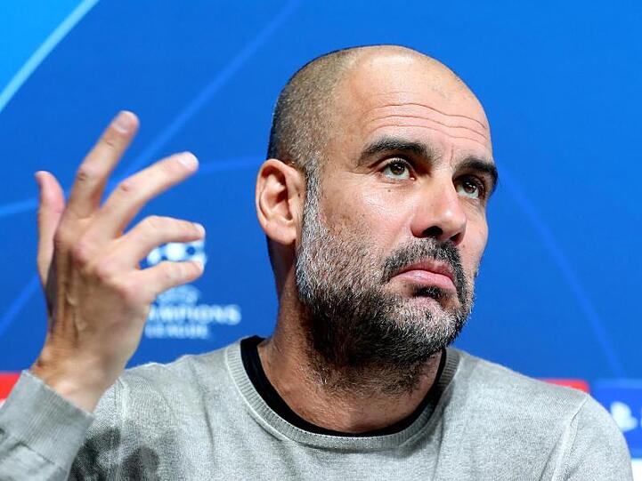 Pep Guardiola, Trainer von Manchester City, reagiert auf die Fragen der Journalisten.