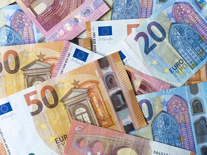 Zahlreiche Banknoten zu 10, 20 und 50 Euro liegen auf einem Tisch. Foto: Monika Skolimowska/zb/dpa/Archivbild