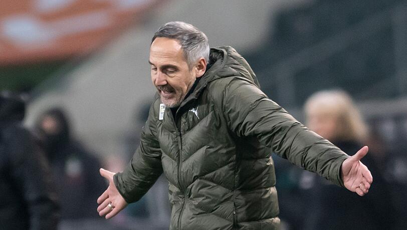 Mönchengladbachs Trainer Adolf Hütter gestikuliert.