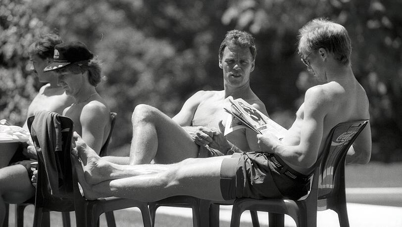 DFB Team w&auml;hrend der WM 1990 im Mannschaftsquartier in Erba bei Como: Torwart Raimond Aumann, Frank Mill, Co-Trainer Holger Osieck und Hansi Pfl&uuml;gler.