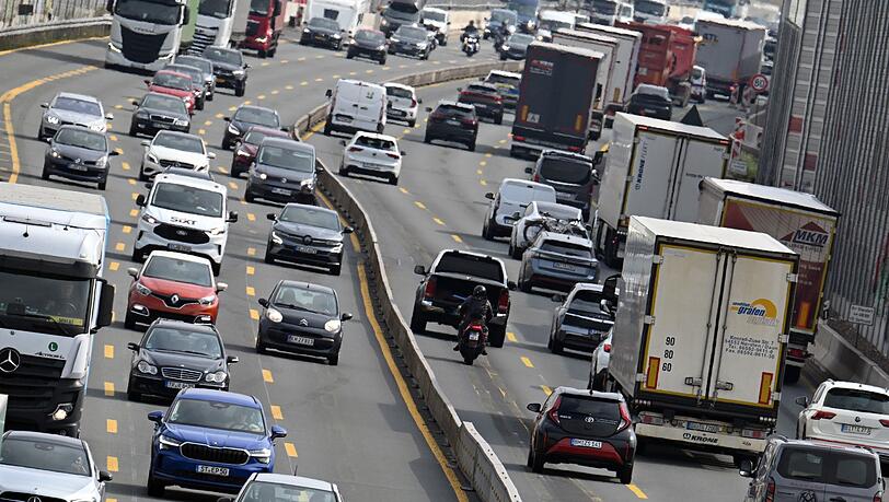Die Menschen in Deutschland legen jedes Jahr kaum vorstellbare Strecken mit Autos zur&uuml;ck. (Symbolbild)