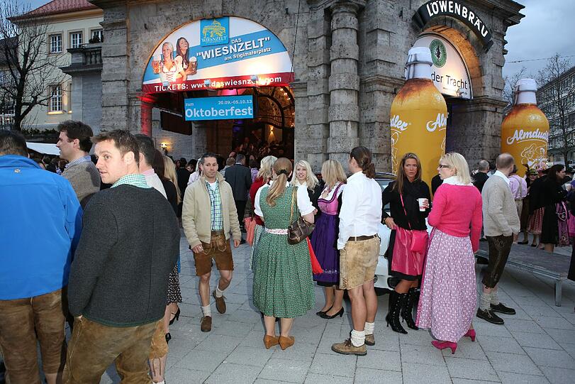 Auch dieses Jahr feierten 2.000 Gäste am Auftakt-Abend der Nacht der Tracht in Dirndl und Lederhosn ein rauschendes Fest im Löwenbräukeller! Bereits zum 12. Mal zapften die Veranstalter Wiesnwirt Christian Schottenhamel und Eventmanager Philip Greffenius beim traditionellen Anstich der Nacht der Tracht das erste Fass gekonnt mit nur zwei Schlägen an, und freuten sich über die gute Stimmung im Festsaal. Die Bilder!