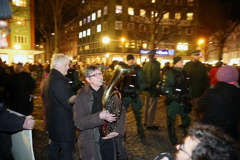 Mit dem Horn gegen Islamgegner: Eine Anti-Muegida-Demonstrantin. Am Montagabend sollen es ganz viele Musiker am Goetheplatz werden - egal ob Könner oder Anfänger.