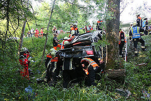 Frontalunfall in Bad Reichenhall: Ein Transporter kracht gegen einen BMW X5. Drei Menschen werden schwer verletzt.