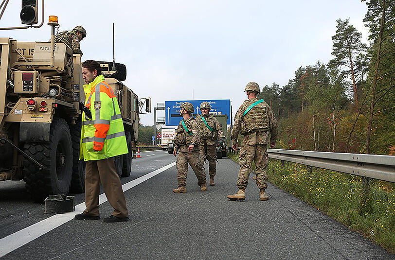 Auf der A6 bei Nürnberg kam es am Montagmorgen zu einem Unfall zwischen einem Lkw und mehreren Fahrzeugen der US Army.