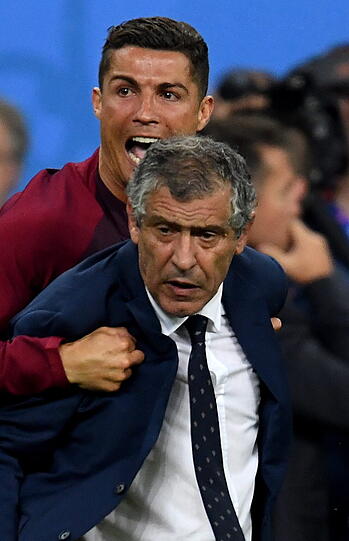 Das Ronaldo-Drama: Auf und Ab des portugiesischen Superstars im EM-Finale gegen Gastgeber Frankreich. Die einmaligen Bilder von Ronaldo, der von der tragischen Figur zum weltbesten Co-Trainer mutierte und dann zum großen Triumphator wurde.