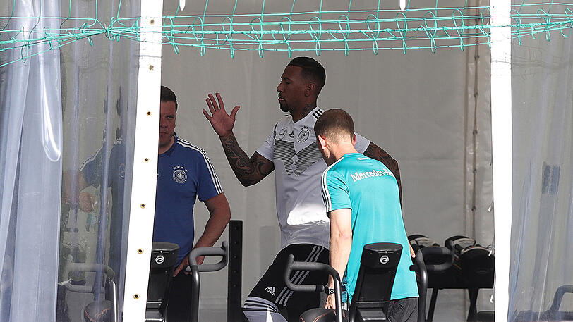 Im Trainingslager der Nationalmannschaft in Südtirol trainiert Jérôme Boateng individuell.