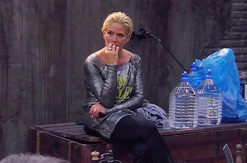 Claudia Effenberg hofft mit den anderen Bewohnern, dass sie vor dem großen Finale noch einmal in den Genuss des Luxusbereichs kommt.