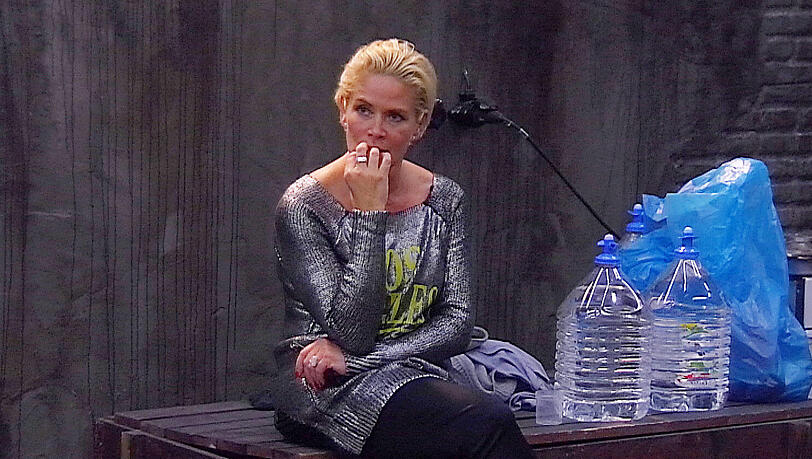 Claudia Effenberg hofft mit den anderen Bewohnern, dass sie vor dem großen Finale noch einmal in den Genuss des Luxusbereichs kommt. Claudia Effenberg hofft mit den anderen Bewohnern, dass sie vor dem großen Finale noch einmal in den Genuss des Luxusbereichs kommt.