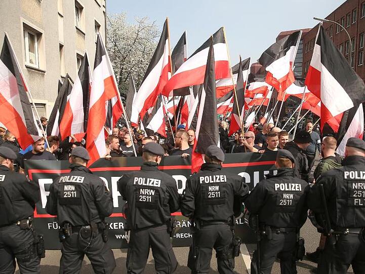 Polizisten sichern eine Demonstration von Rechtsextremisten in der Dortmunder Innenstadt.