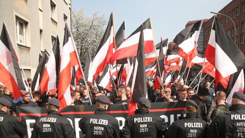 Polizisten sichern eine Demonstration von Rechtsextremisten in der Dortmunder Innenstadt. Polizisten sichern eine Demonstration von Rechtsextremisten in der Dortmunder Innenstadt.