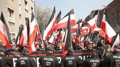 Polizisten sichern eine Demonstration von Rechtsextremisten in der Dortmunder Innenstadt.