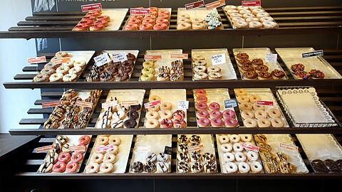 Viele viele bunte Donuts locken im neuen Regal.