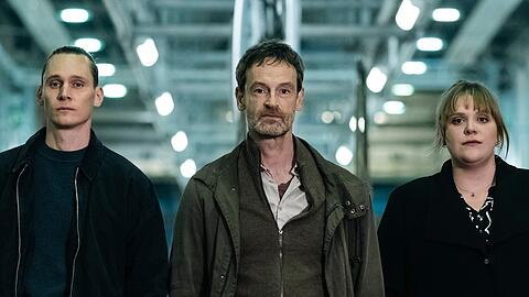 V.l.n.r.: Jan Pawlak (Rick Okon), Peter Faber (Jörg Hartmann) und Rosa Herzog (Stefanie Reinsperger) ermitteln in "Love is Pain" erneut zusammen.