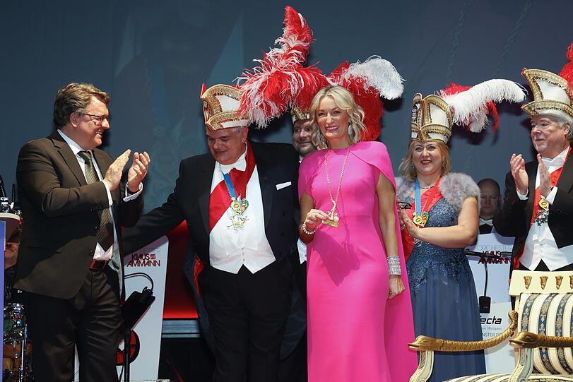 "Man muss dem Affen Zucker geben": Preisträgerin Monika Gruber mit dem Karl-Valentin-Orden, Narrhalla-Präsident Günther Grauer (2. v. l.) und Laudator Helmut Schleich, der sie mit seiner Rede zu Tränen gerührt hat.