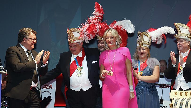"Man muss dem Affen Zucker geben": Preisträgerin Monika Gruber mit dem Karl-Valentin-Orden, Narrhalla-Präsident Günther Grauer (2. v. l.) und Laudator Helmut Schleich, der sie mit seiner Rede zu Tränen gerührt hat. "Man muss dem Affen Zucker geben": Preisträgerin Monika Gruber mit dem Karl-Valentin-Orden, Narrhalla-Präsident Günther Grauer (2. v. l.) und Laudator Helmut Schleich, der sie mit seiner Rede zu Tränen gerührt hat.