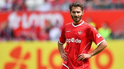 Kaiserslauterns Halil Altintop steht nach Spielende auf dem Spielfeld.