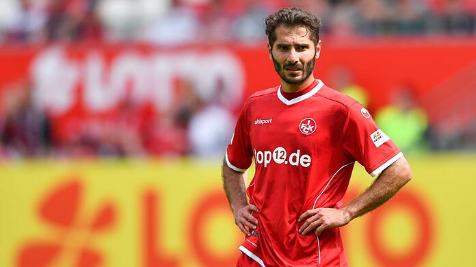 Kaiserslauterns Halil Altintop steht nach Spielende auf dem Spielfeld.