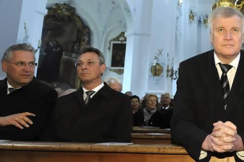 Horst Seehofer wird von Joachim Herrmann und Siegfried Schneider beim Beten beobachtet.