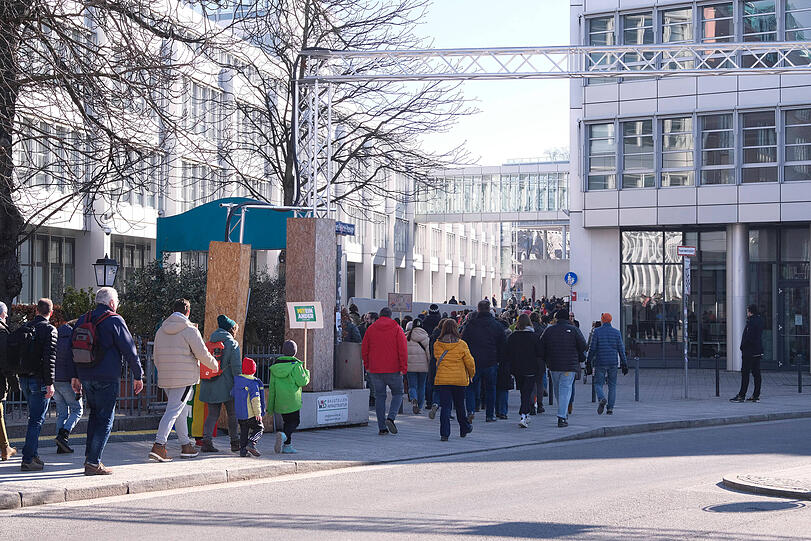 Aus allen Richtung strömten die Menschen in Richtung Theresienwiese.
