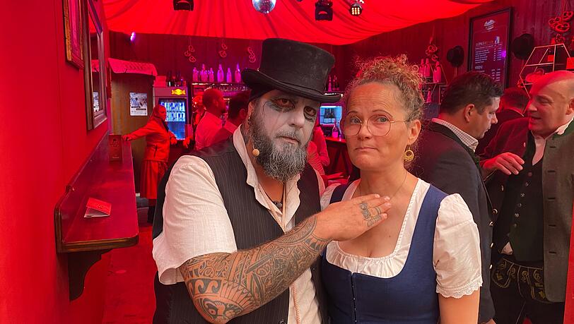 Henker Rufus legt Hand an den Hals der AZ-Reporterin Ruth Frömmer.