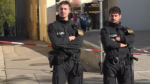 Die Attacke an einer Mittelschule in Friedberg hatte im Oktober 2025 einen gr&ouml;&szlig;eren Polizeieinsatz ausgel&ouml;st. (Archivbild)
