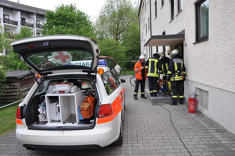 Zu starker Rauchentwicklung kam in der Hauptstrasse in Töging. Eine Mutter wollte mit ihren Kindern in der Wohnung mit zwei Grills grillen.