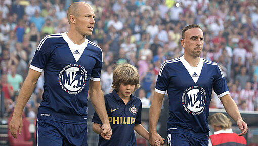 Arjen Robben und Franck Ribéry betreten das Feld zum Abschiedsspiel für Mark van Bommel. Arjen Robben und Franck Ribéry betreten das Feld zum Abschiedsspiel für Mark van Bommel.