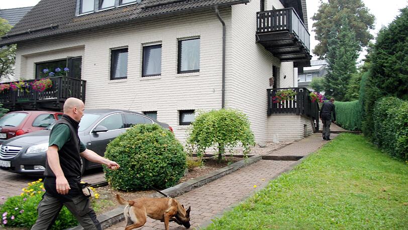 Ein Hundeführer geht im sauerländischen Eslohe in das Haus eines Ehepaares, in dem die Polizei zwei Babyleichen gefunden hat. Ein Hundeführer geht im sauerländischen Eslohe in das Haus eines Ehepaares, in dem die Polizei zwei Babyleichen gefunden hat.