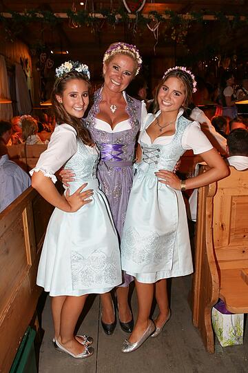 Jill Blasius (l.) und Claudia Effenberg mit Tochter Lucia Strunz im Weinzelt.