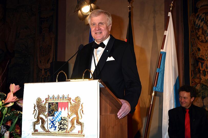 2016 werde schwieriger als 2015, sagte Bayerns Ministerpräsident Horst Seehofer beim traditionellen Neujahrsempfang in der Münchner Residenz - sehen Sie hier die Bilder.