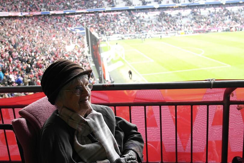 Der Trubel gefällt ihr: Vom Rollstuhlplatz aus fiebert Luise Mende mit den Bayern beim 3:2 gegen Düsseldorf mit.
