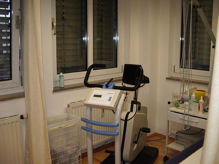 Technisch top modern ausgestattet: Ultraschall, Belastungs- und Ruhe-EKG, Langzeitblutdruckmessung, Lungenfunktion, Sauerstoff-, Lactatmessung, Labordiagnostik.