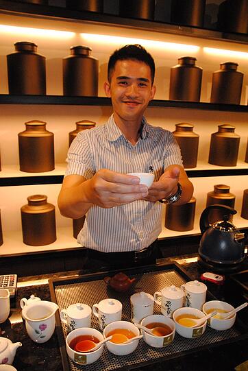 Gerösteter Oolong-Tee ist eine Delikatesse. Kosten und kaufen kann man ihn zum Beispiel im Yoshan Tea Culture House in Zhushan.