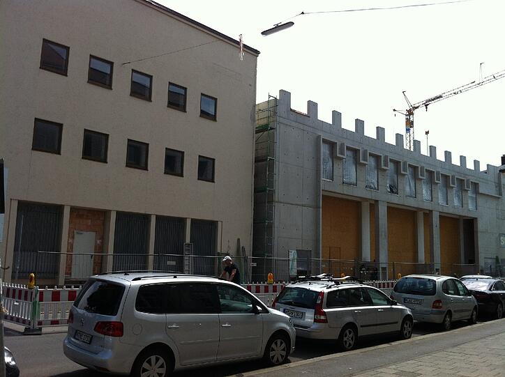 Kein Raum für Schüler? Gegenüber baut die Stadt...